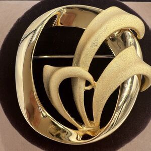 Vintage Tara 5th Avenue Bouquet Wheat Brushed Floral Gold Tone Round Brooch Pin